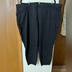 24w Vera wang black capri pants